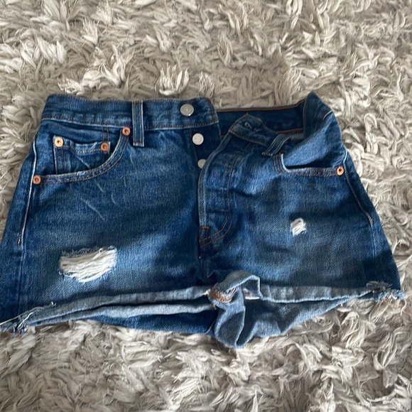 Get ready for summer with these cute short Levi shorts cute button up shorts! - Picture 3 of 6